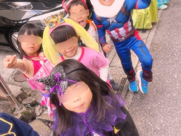 Halloweenの様子☆毎年仮装をしてパレードを行ないます。