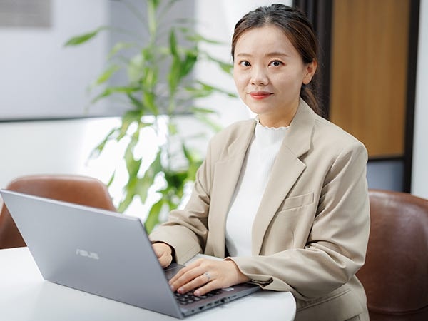 完全週休2日制、年間休日120日以上と社員の働き方も大切にしている当社。産休育休の実績もあるので長く働いていただける環境です。