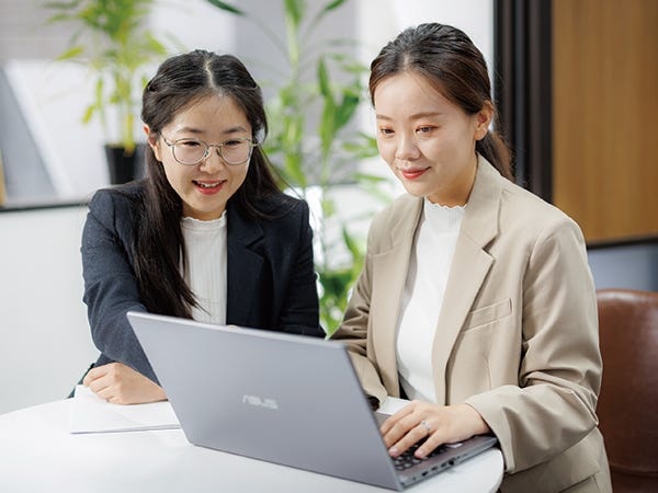 研修制度があるので、基礎知識を段階的に学ぶことができます。分からないことがあればすぐに質問できる環境です◎