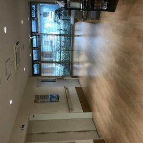 中庭がみえるエントランス