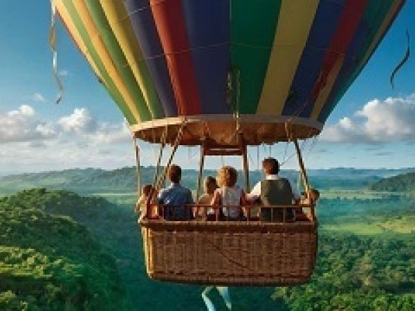 ドキドキ・ハラハラのアトラクションから、大きなショーのゲスト誘導など、様々なコンテンツを通じてゲストを楽しませるお仕事です。