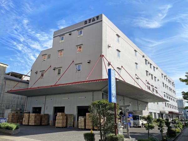 本社屋の外観になります。物流倉庫も兼ね備えており、３階の事務所はワンフロアーで業務を行っています。