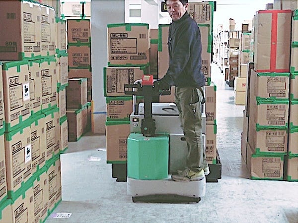 倉庫内風景、海外からの荷物を在庫し日々お客様のもとへ製品を届けます。