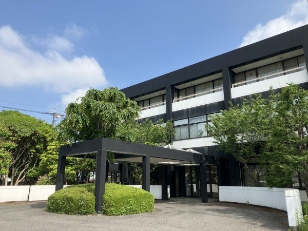 【社屋全景】工業団地の一角に、広々とした敷地。マイカー通勤の方の駐車場は無料です！