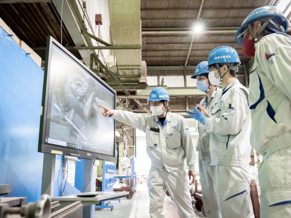 チームワークが大切！仕事は助け合いながら進めます。