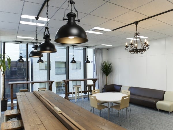 打合せや、休憩時に使用できる本社フリースペース。明るく開放感ある空間です。