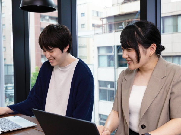 先輩との年齢も近く、相談しやすいフラットな社風。クライアント先の業務でも、オンラインツールを活用ししっかりコミュニケーションを取れます。