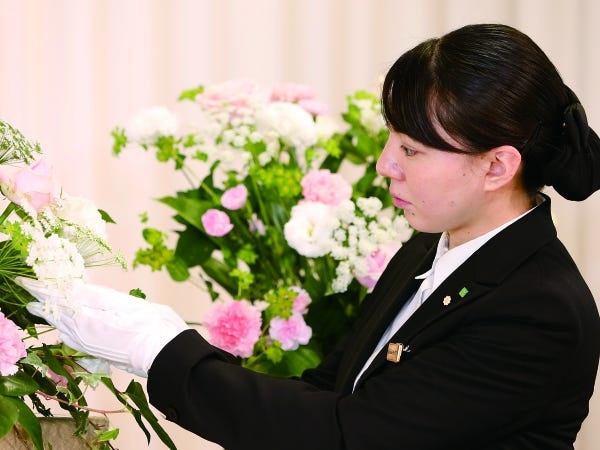 故人様のお好きだったお花や記念のお品物など故人様が偲ばれる空間の演出にもスタッフの心意気を感じます。