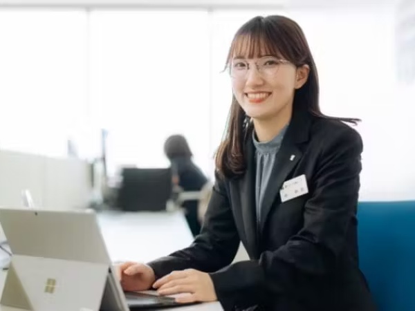 社員の平均年齢は若めで、若手社員が活躍中。先輩たちも明るくフランクな方が多いので、分からないことがあればいつでも相談できる雰囲気です。