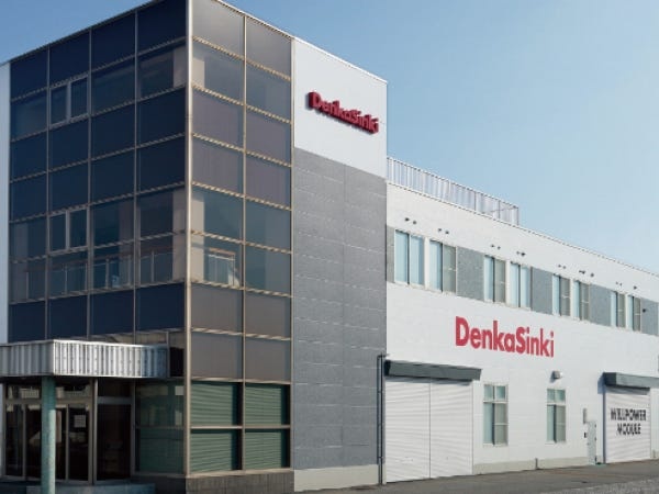 松山本社のオフィス（社屋）です。松山空港に面していて会社から滑走路が見えますので、窓からの景色は最高です。広々としていて快適な職場環境です