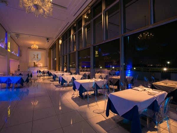 昼と夜で全く違う雰囲気のお店です。