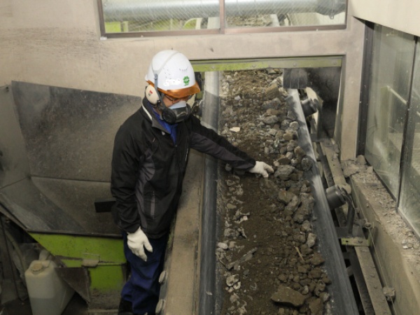 工場内作業員（未経験可）コンクリート塊からの分別作業
