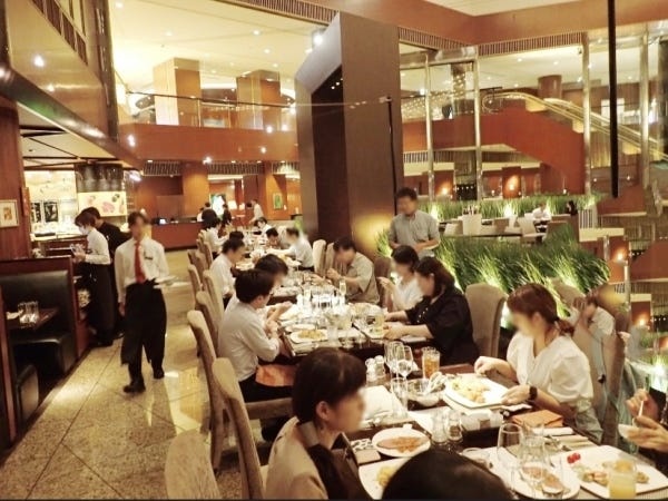 暑気払いの様子。豪華なバイキング！