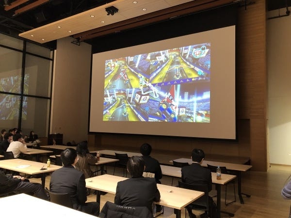 大きな画面でチームに分かれてゲーム大会！