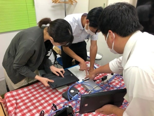 作業はいつも先輩と一緒に行います。安心ですね。