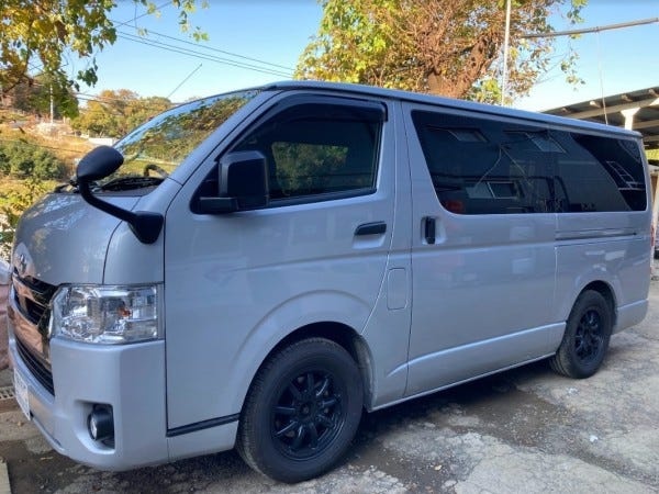 社用車のハイエースです。1人1台割り当て制度もあります！