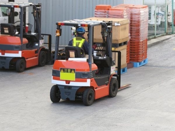 フォークリフトの業務では、様々な年代のメンバーが活躍中！