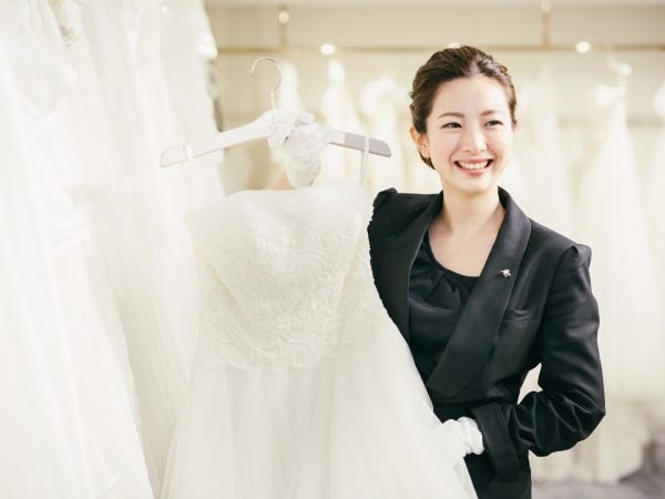 エステや化粧品販売等の女性向けサービス・アパレルや百貨店業界等でのサービスのドレスコーディネーター・接客（データ入力が出来れば可・あれば尚可）
