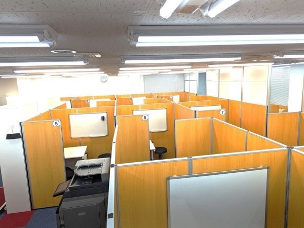 授業ブースは全てホワイトボード付きの個室タイプで、1:1のみの指導のみを行ってもらいます。先生も生徒も座って、向き合って指導を行います。