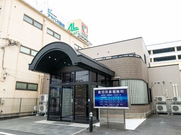 堅田駅から徒歩1分です。従業員用の駐車場もあります。