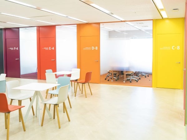 勤務いただくオフィスの様子です！カラフルで楽しい内装です。