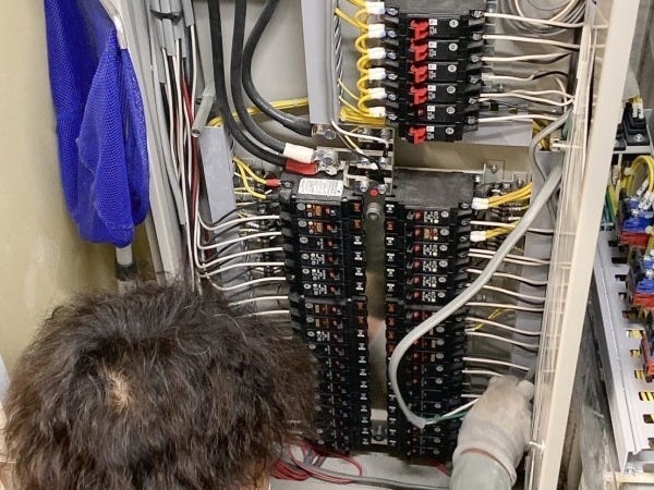 店舗にて、電源供給を行う為の夜間作業を行いました！