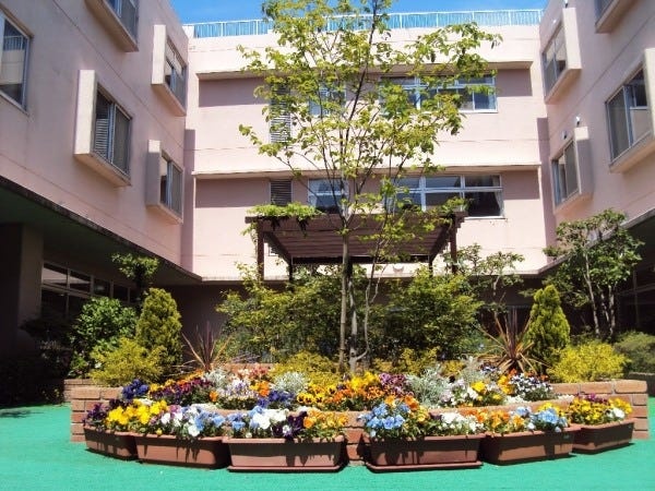 本館には大きな中庭があり、館内が明るいことも好評です。