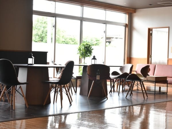 令和4年に本館1階の地域交流スペースを改修。カフェスペースとしてもご利用頂いています。