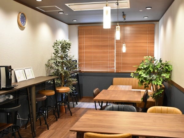 職員の休憩スペースです。電子レンジ・冷蔵庫・無料のコーヒーメーカーもあり、職員から好評です。