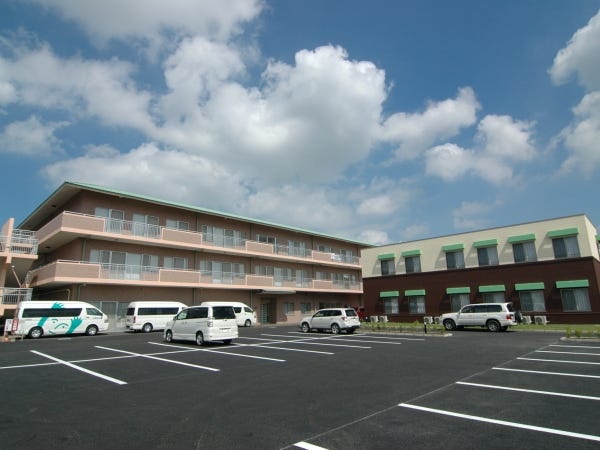 平成11年のオープン後、平成25年に増築棟がオープン。総勢約85名の職員が働いています。