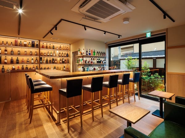 日本らしさもありつつクラシックなバーとは少し異なるおしゃれな雰囲気の店内（昼バージョン）