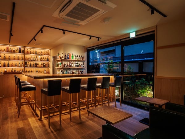 日本らしさもありつつクラシックなバーとは少し異なるおしゃれな雰囲気の店内（夜バージョン）