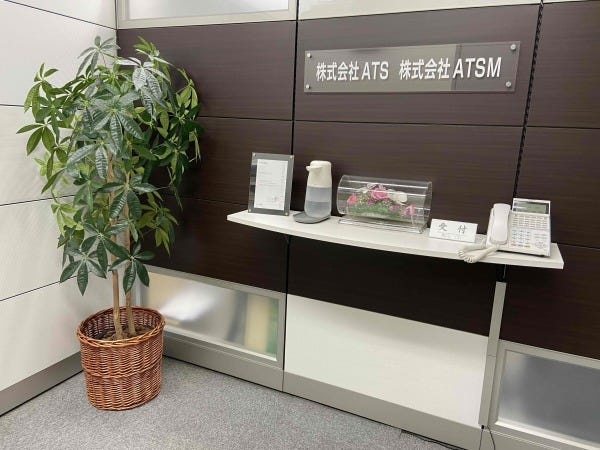 神田本社の受付。ビルの1階にはカフェもあります♪