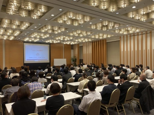 年2回開催している全社会議では、全社員が参加し食事会も開催されます。