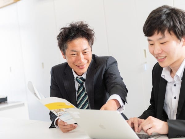 今年入社した新入社員と先輩社員です☆毎年新しい仲間が入ってきます♪