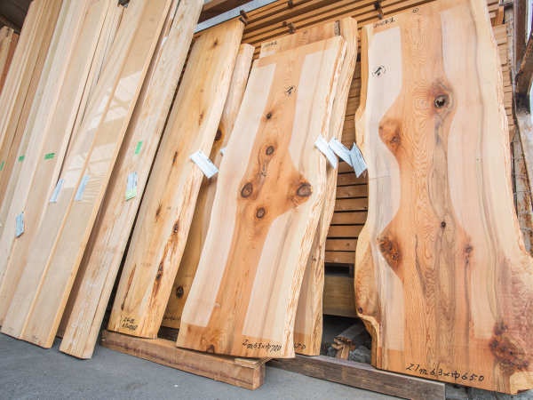 優良な茨城県産材を豊富に取り揃えております！木の香りに癒されながら働くことが出来る職場です！