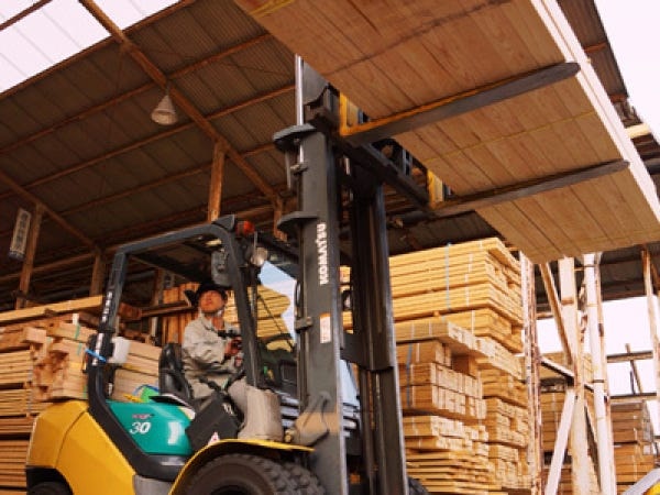 未経験OK！若手社員が活躍中！フォークリフトによる木材の積み下ろしが主な業務です！