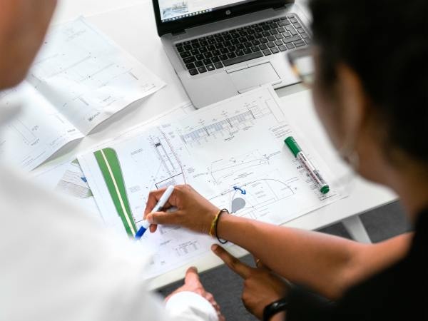 石油プラントの安全管理スタッフ募集！宿舎対応可、自動車免許必須