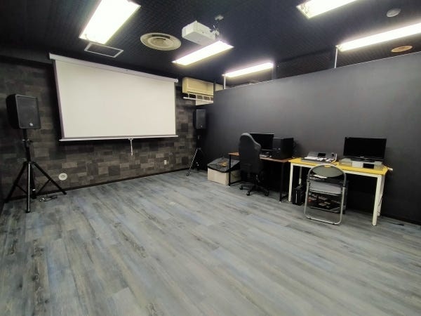 １００インチスクリーン完備