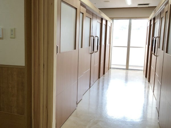 2022年にリニューアルした準個室の多床室