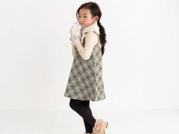 取扱商品画像：ファーのついた子供用ブーツです。