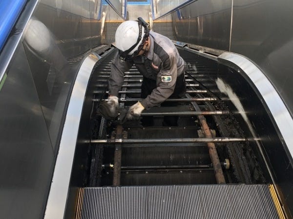 エスカレーターのメンテナンス業務も行います！