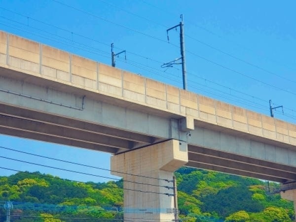 青に映える橋脚