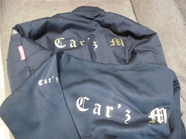 ?制服の紹介?冬服のブルゾン＆トレーナー、他にもパーカータイプがあります。夏は半袖ポロシャツ（黒：同ロゴ入り）