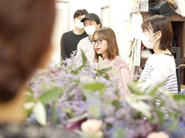 始業時のミーティングの様子。