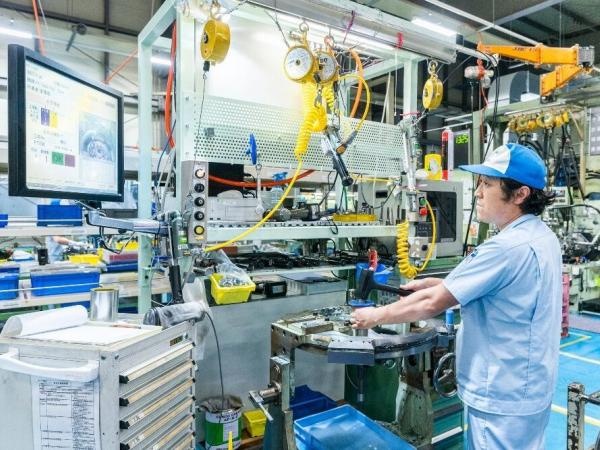 カメラ用プラスチック部品製造：機械オペレーター・軽作業スタッフ募集