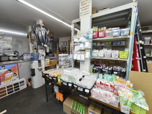 本社の写真です。千葉営業所もこのような感じに陳列しています。