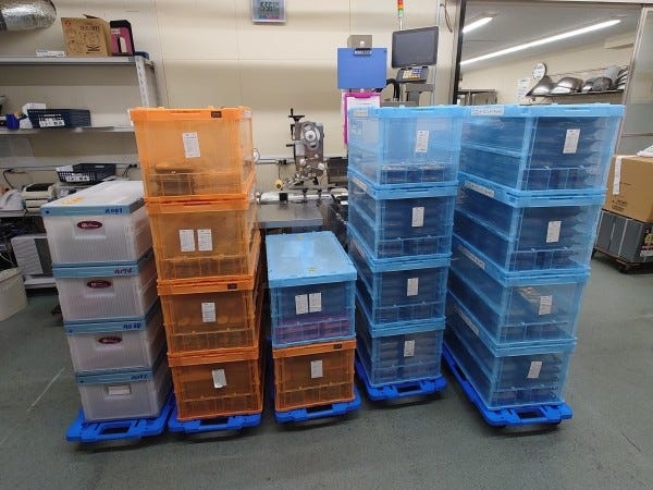 ピッキングした状態のコンテナ