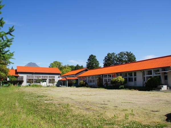 ツアー集合場所の朴木ベース。旧朴木小学校の講堂を利用しています。