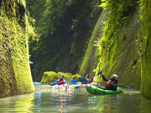 パックラフトをメインにした、由布川峡谷アドベンチャーツアー。「ワイルドコース」